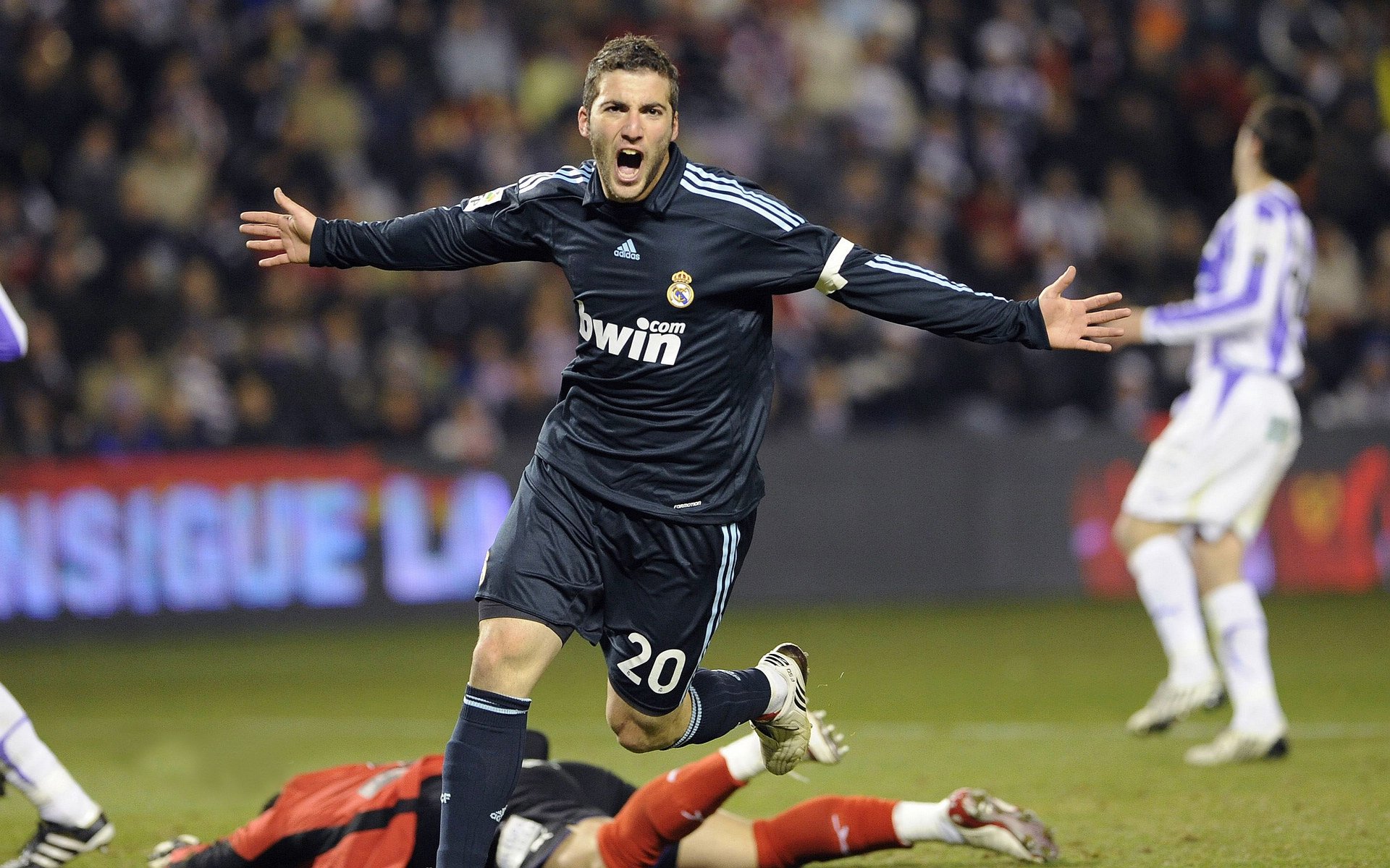 华体会官网入口-勒沃库森快攻节奏打出致命突破，勒沃库森巅峰时期阵容